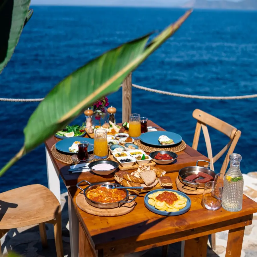 Açık Restoran – Deniz Manzarasıyla Kahvaltı